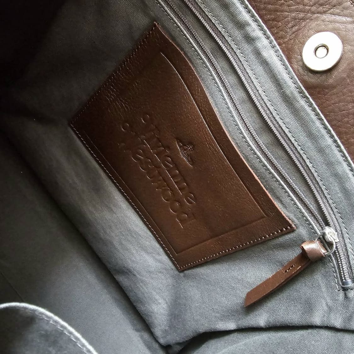 비비안 웨스트우드 로고 패턴 가죽 토트백 상품이미지5