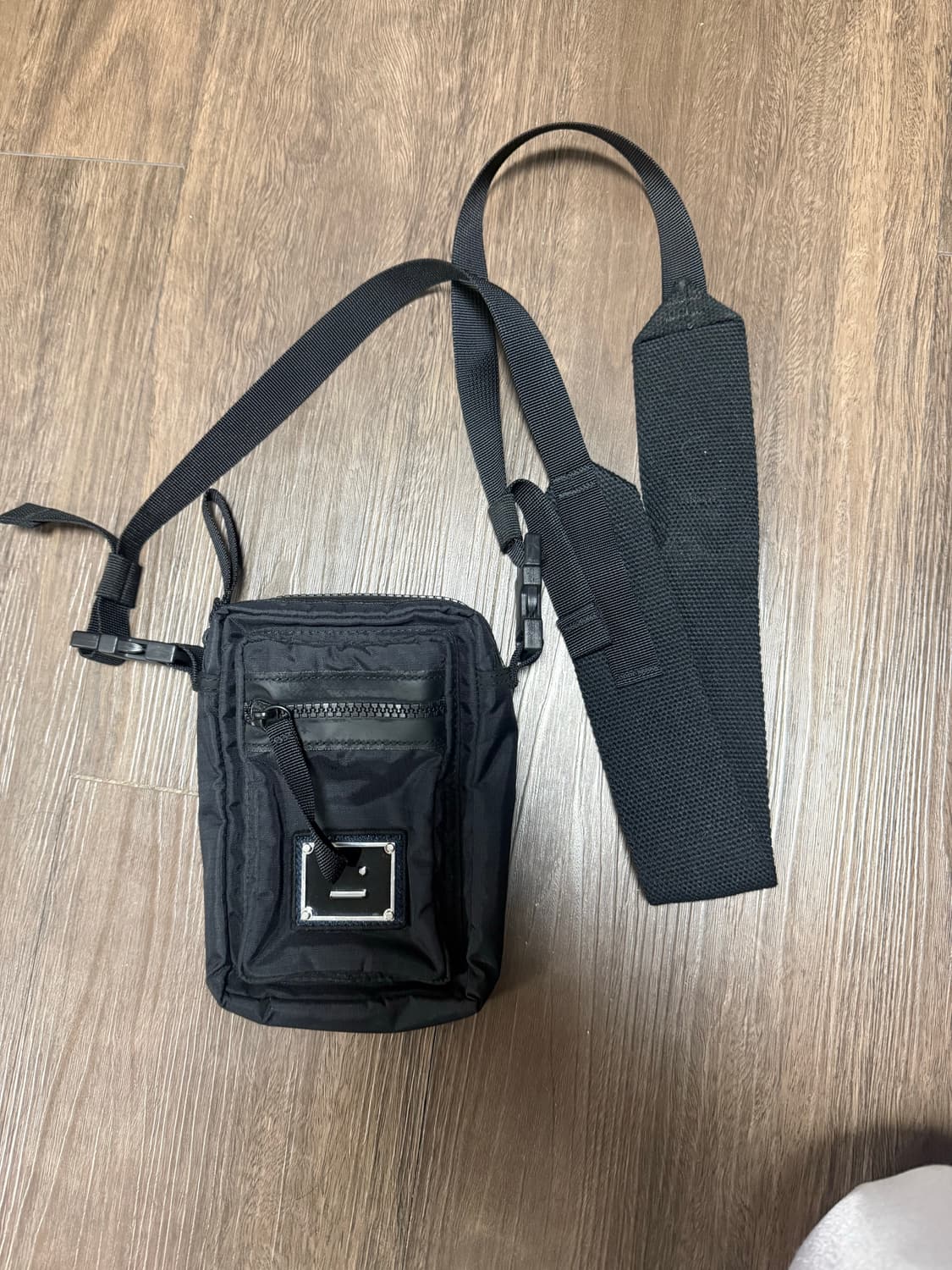 아크네 스튜디오 메탈 이모지 미니백 상품이미지6