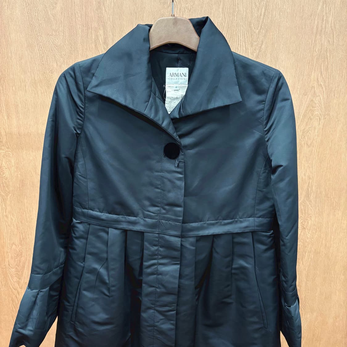 아르마니 꼴레지오니 새틴 나일론 퍼프 코트 플리츠 주름 디테일 블랙 상품이미지4