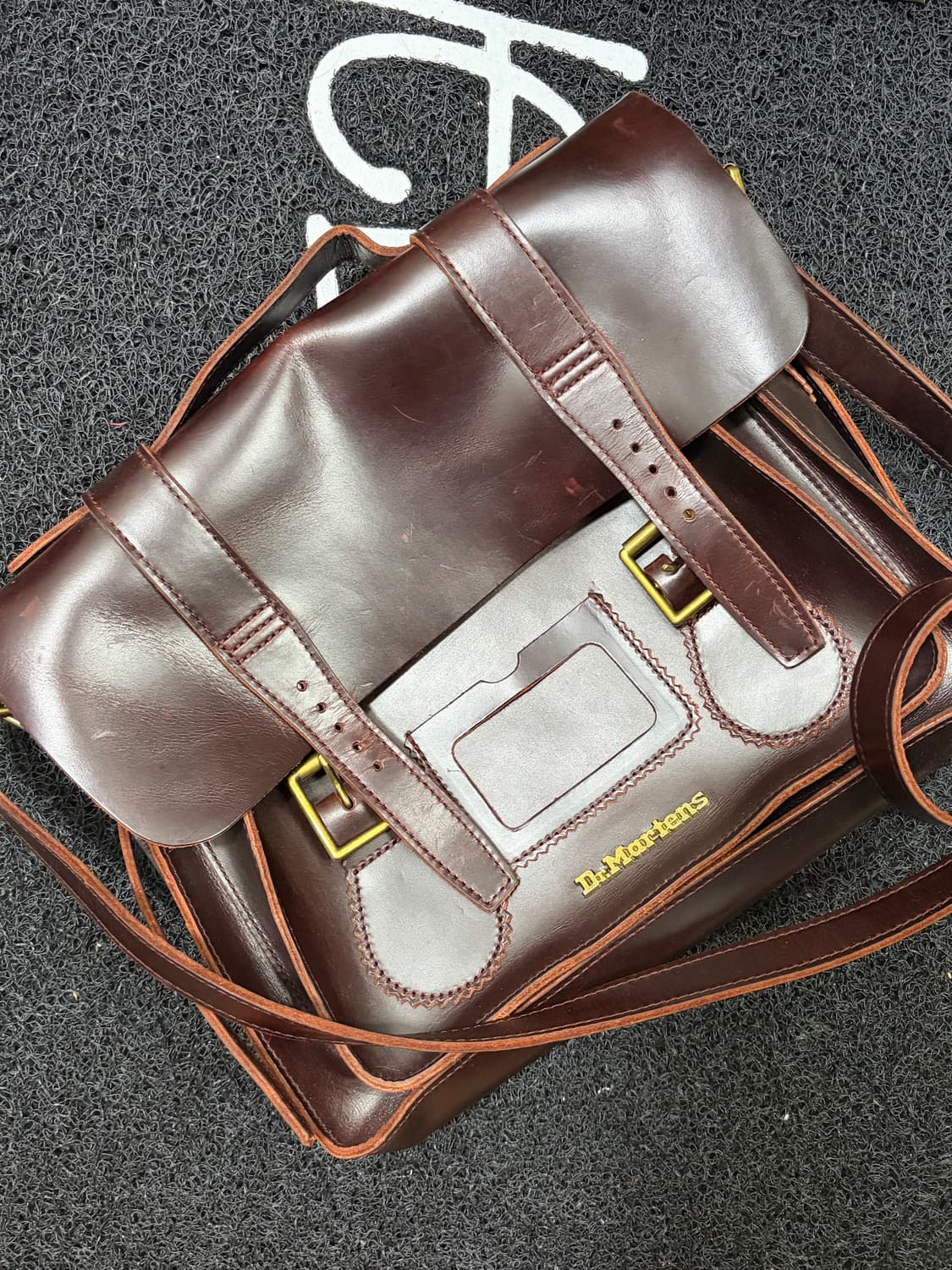 닥터마틴 사첼백 13인치 브라운 상품이미지1