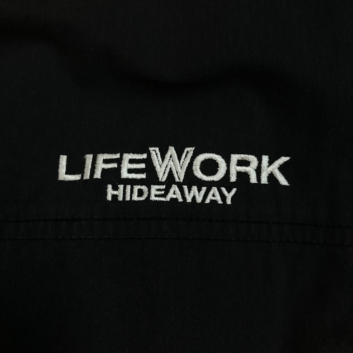 라이프워크 스몰 로고 블랙 오버핏 셔츠 상품이미지2