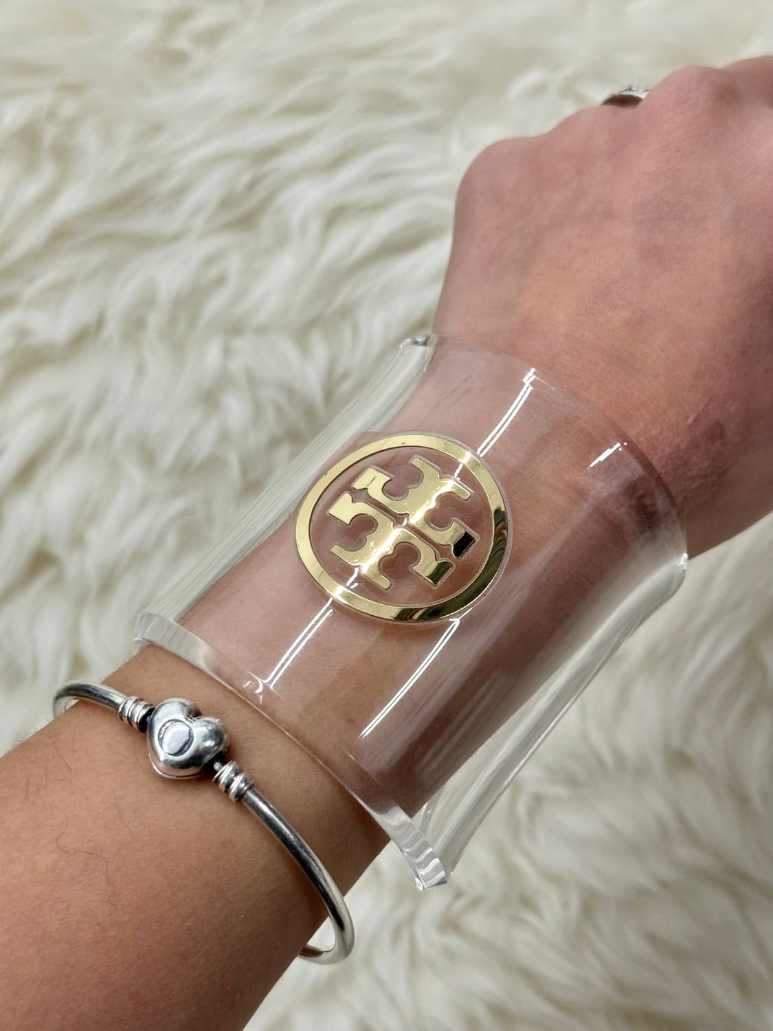 토리버치 클리어 루사이트 로고 와이드 커프 브레이슬릿 상품이미지3