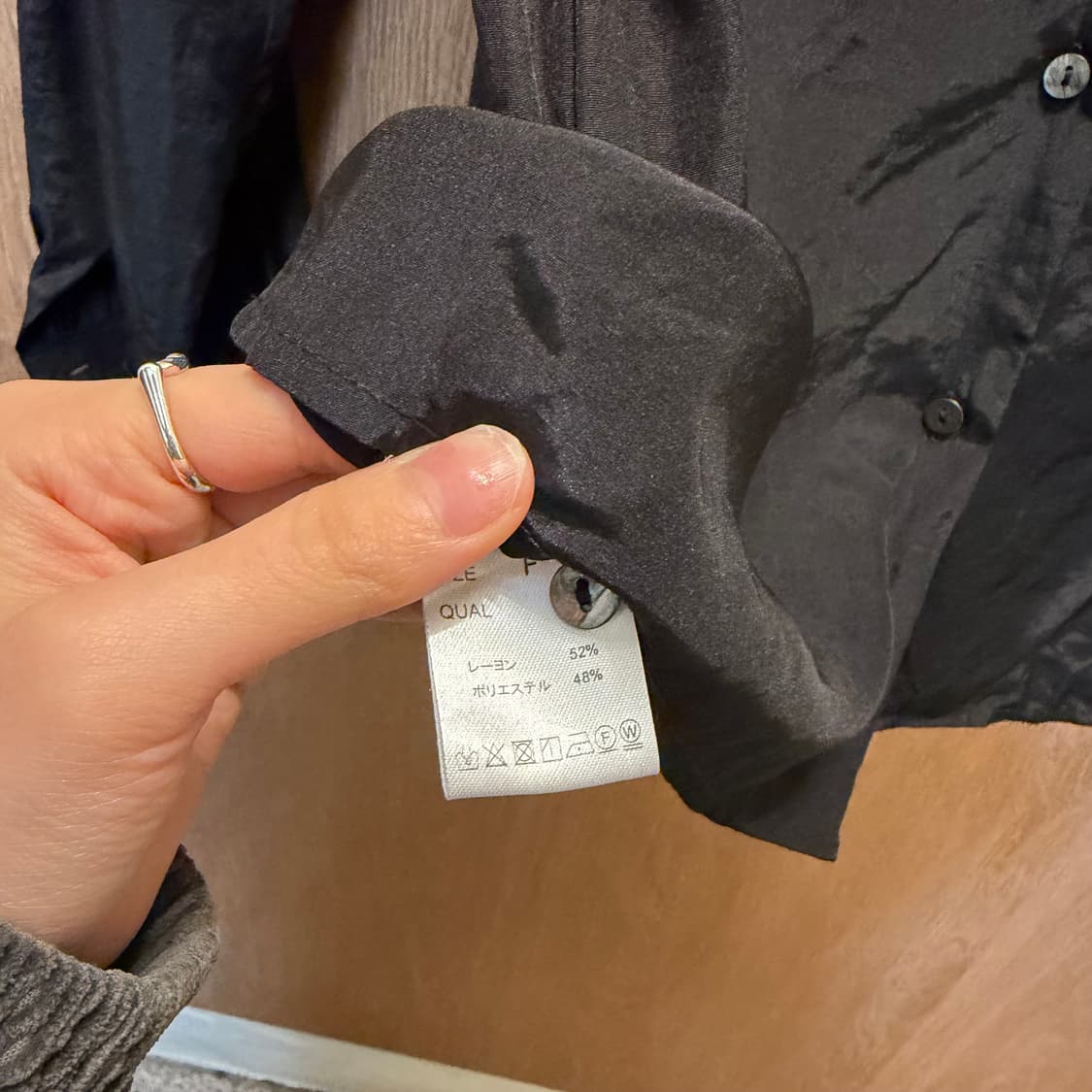 하레 긴팔 블라우스 하이넥 프릴 숄더 셔링 디테일 레귤러핏 블랙 상품이미지6