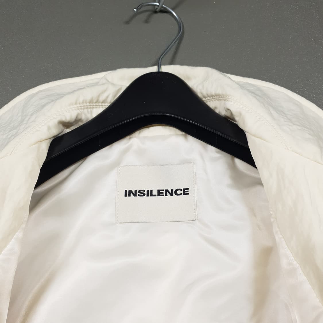 여성 S) 인사일런스 셔링 크롭 봄버 나일론 컴포템프 자켓 크림 상품이미지7