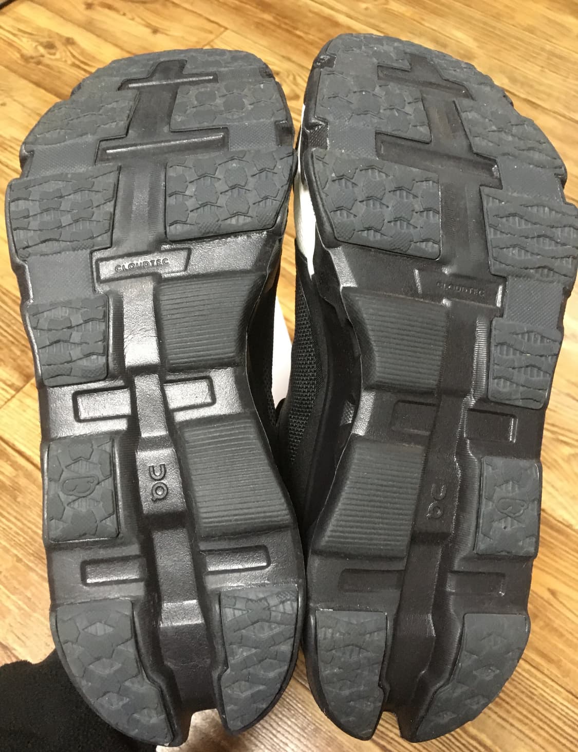 온러닝 파프 클라우드몬스터 하이퍼 블랙 판매합니다 상품이미지7