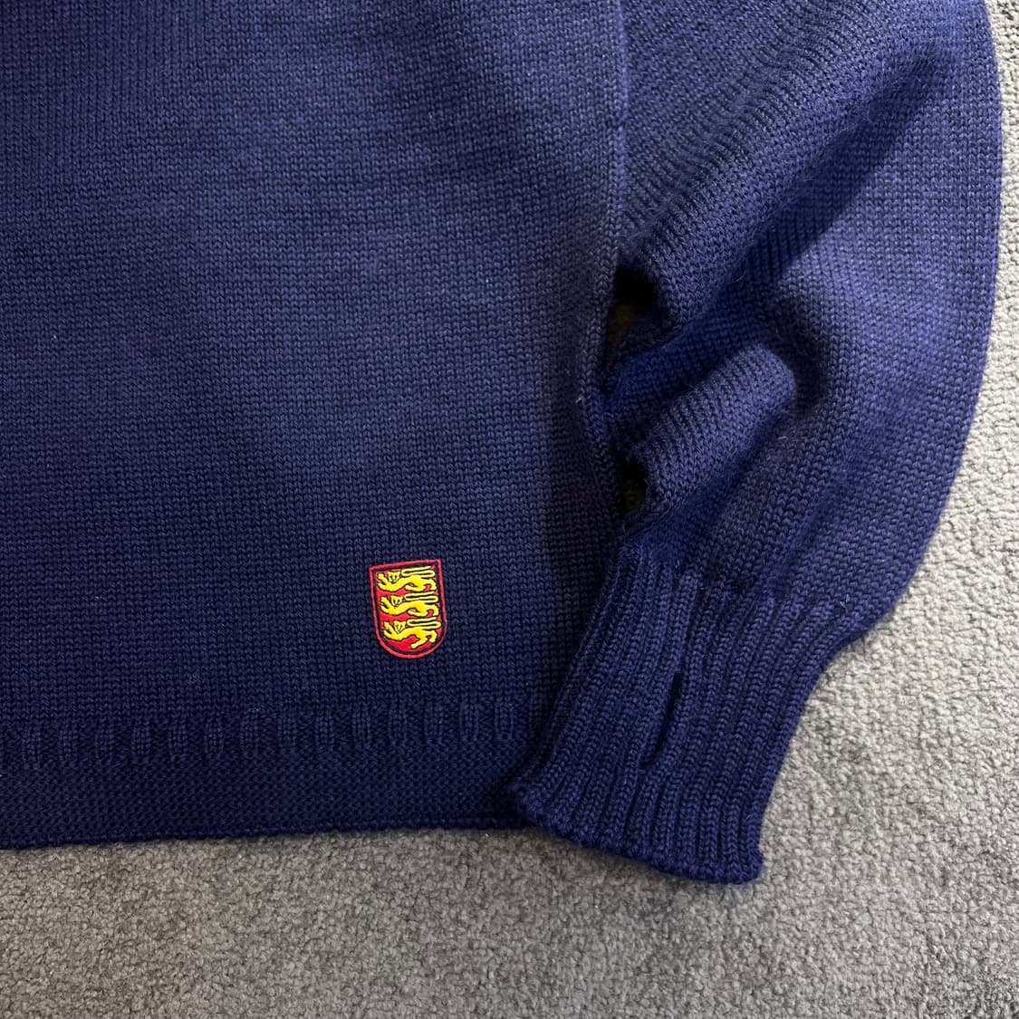 Guernsey Woollens 네이비 앵커 자수 니트 상품이미지5