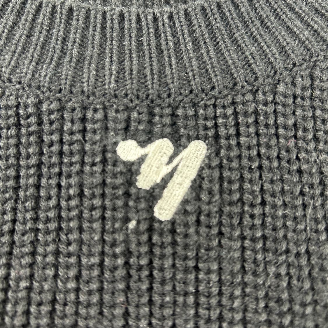 닉앤니콜 자수로고 컷아웃 니트 블랙 상품이미지3