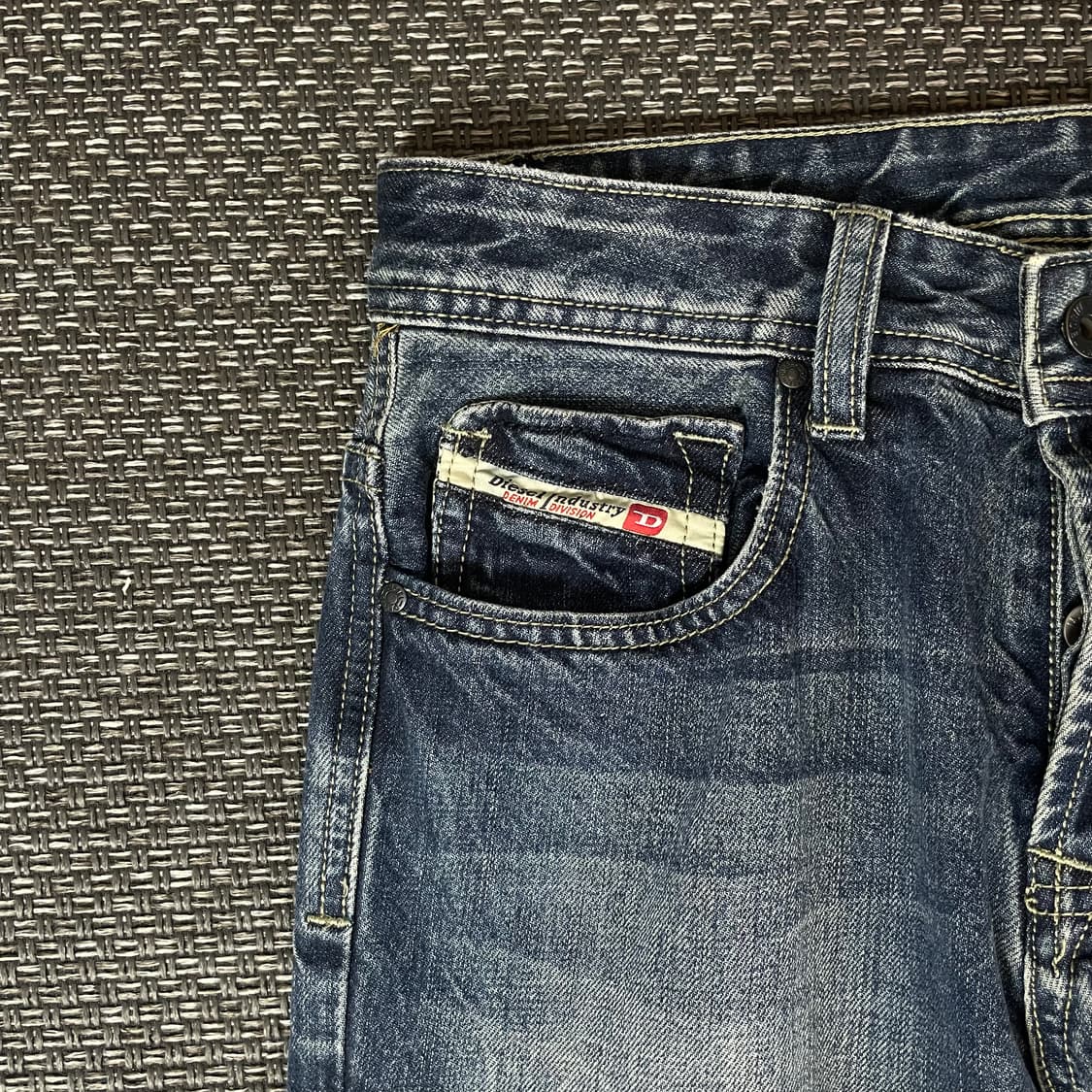 (30) 디젤 대런 레귤러 슬림 테이퍼드 3버튼 데님 팬츠 상품이미지4