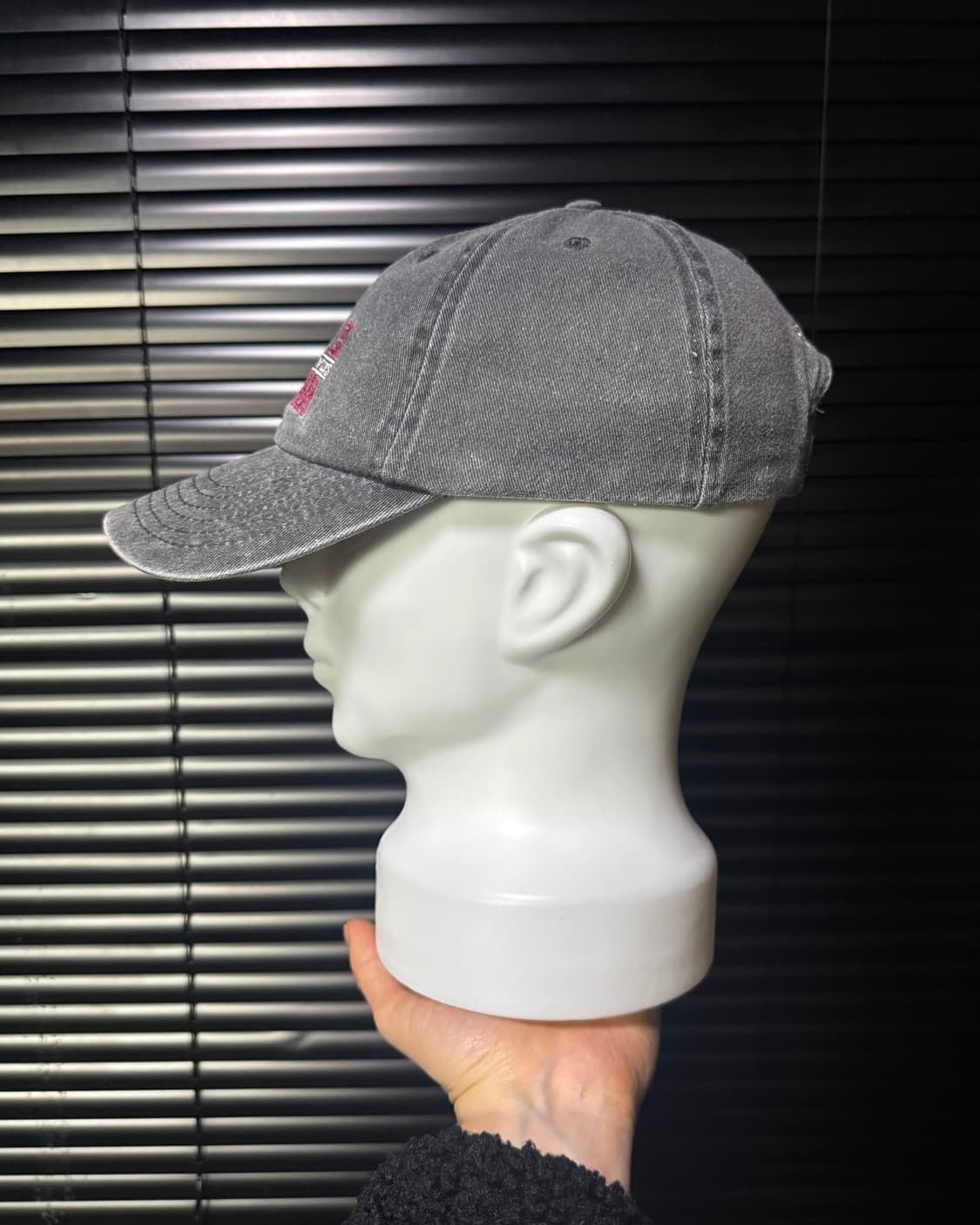 데우스 엑스마키나 워싱 데님 그레이 차콜 핑크 자수 로고 볼캡 트러커 상품이미지2