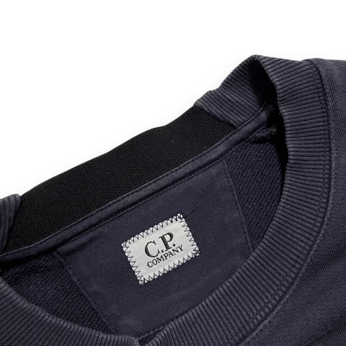 C.P 컴퍼니 렌즈 와펜 아이코닉 네이비 맨투맨 상품이미지4