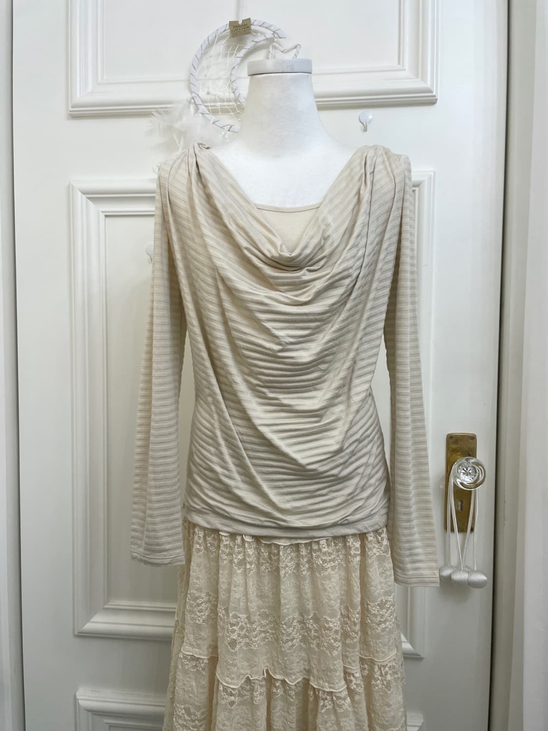 beige stripe draping long sleeve top 상품이미지1