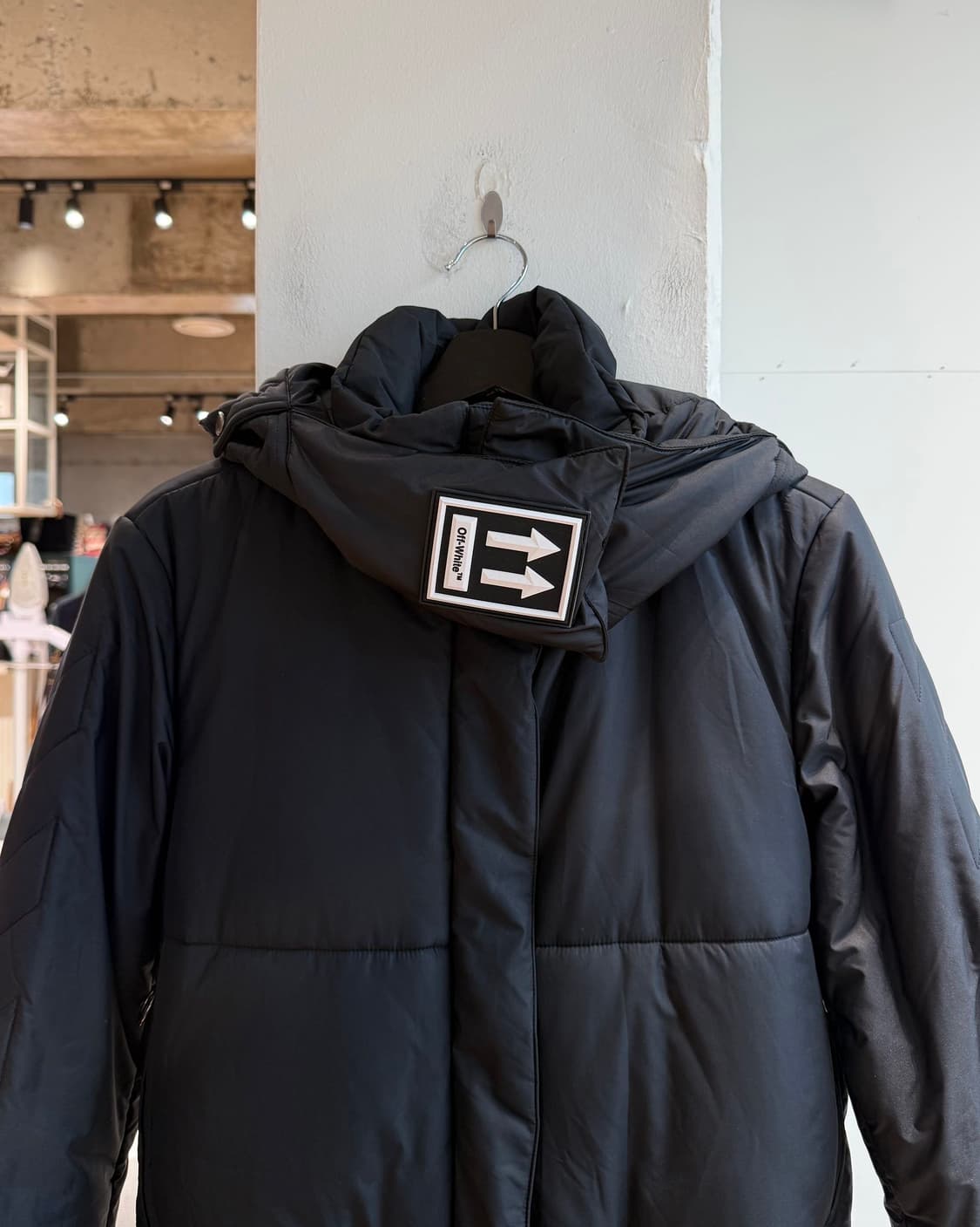 오프화이트 블랙 에로우 후드 다운 숏 패딩 점퍼 상품이미지3