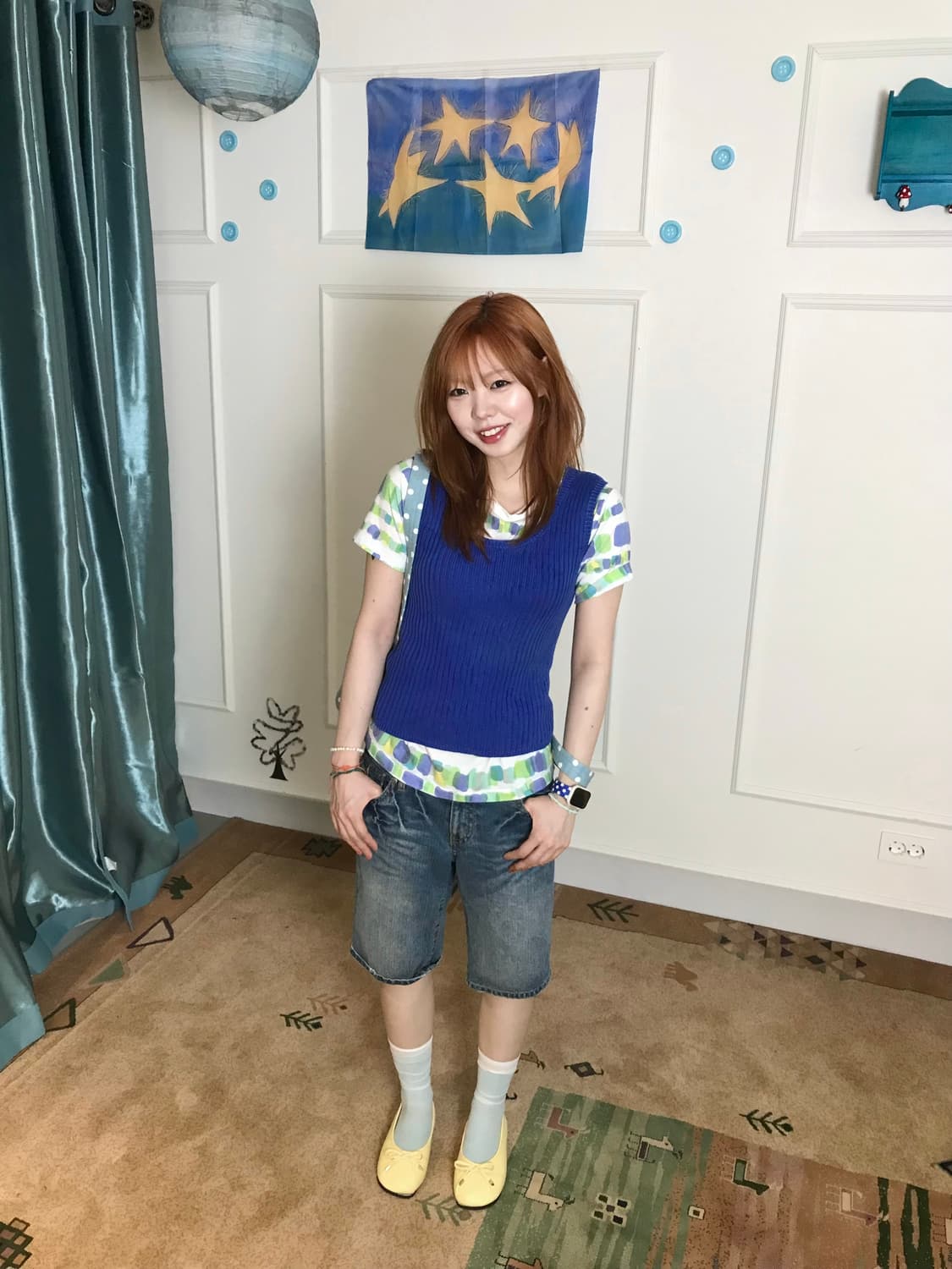 블루 니트 베스트에 알록달록 패턴 티셔츠를  더한 키치한 무드••🫐  상품이미지3