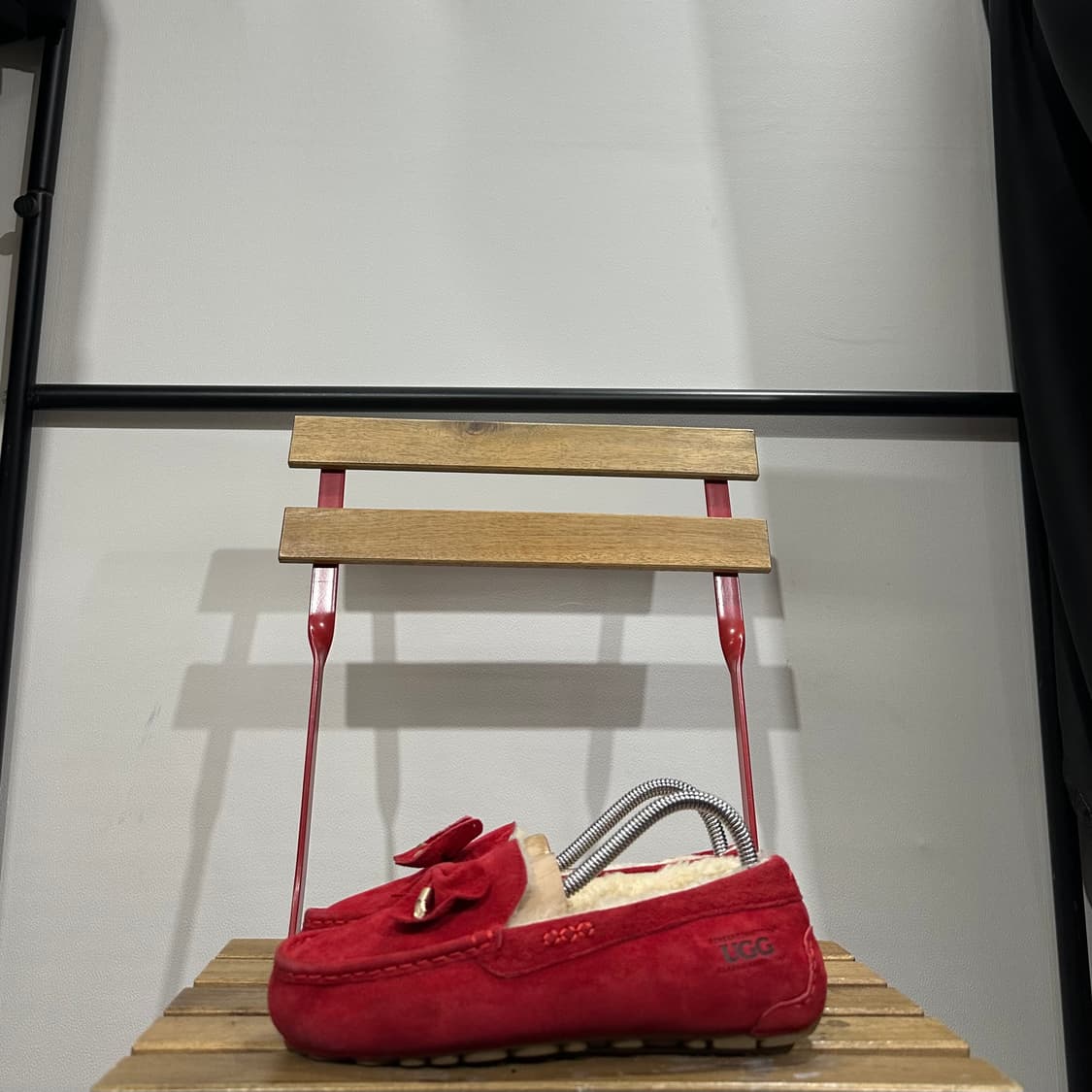 250) 어그 UGG 로퍼 여성 여자 슈즈 모카신 스웨이드 레드 상품이미지3