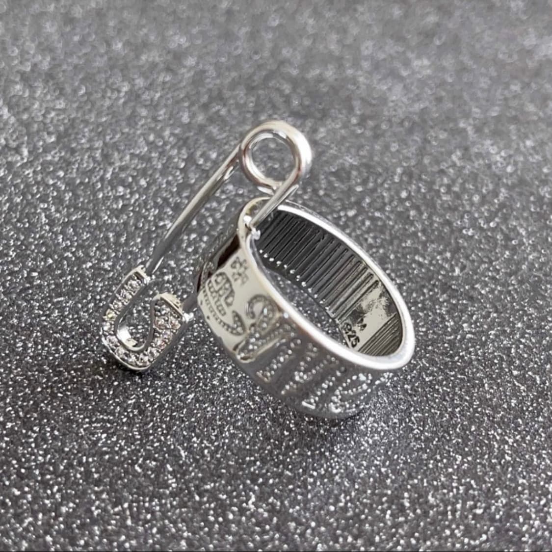 비비안웨스트우드 아카이브 크리스탈 레터링 각인 세이프티핀 버논링 반지 상품이미지3