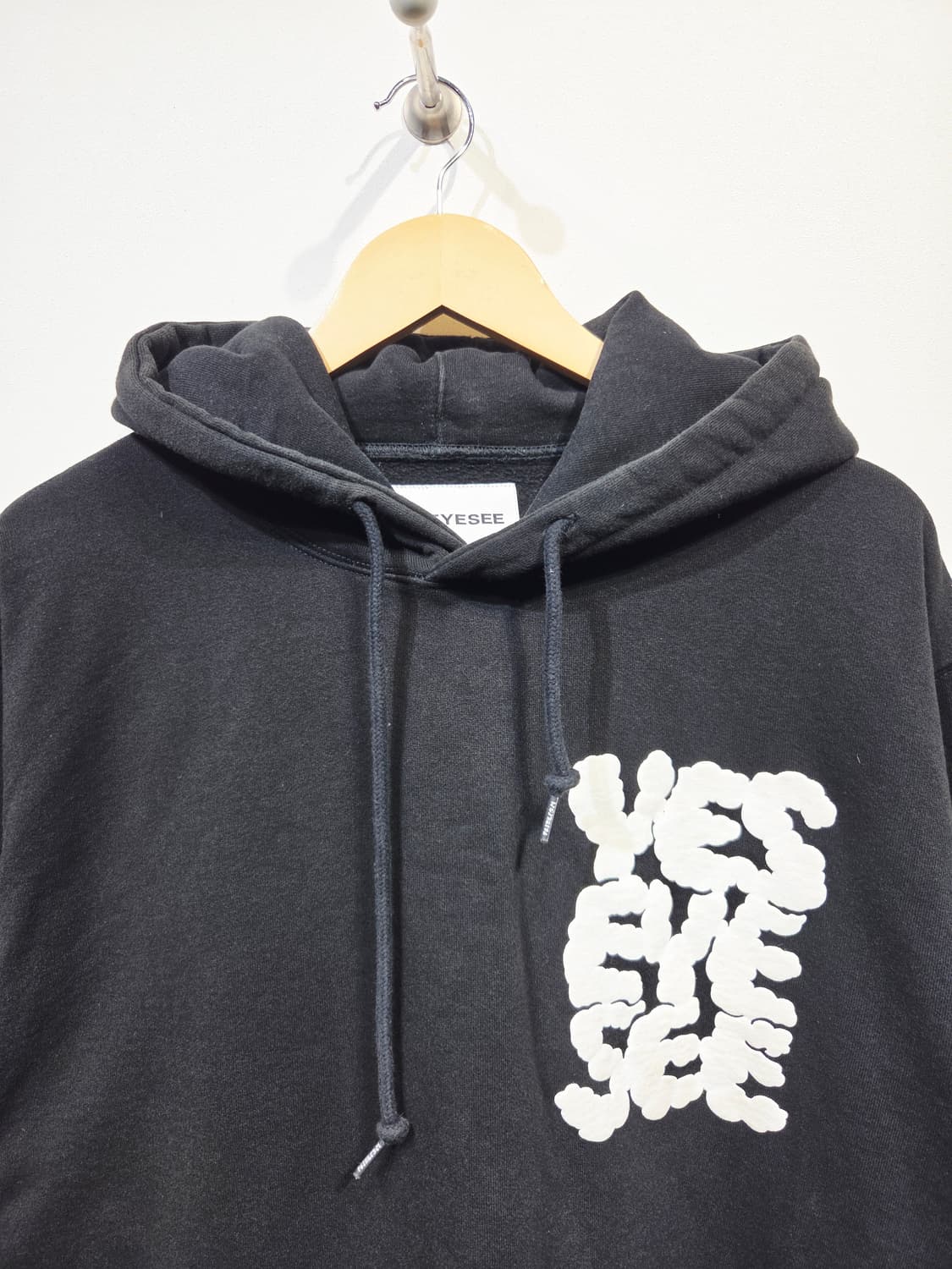 예스아이씨(YESEYESEE) 부클 로고 블랙 후드티 상품이미지3