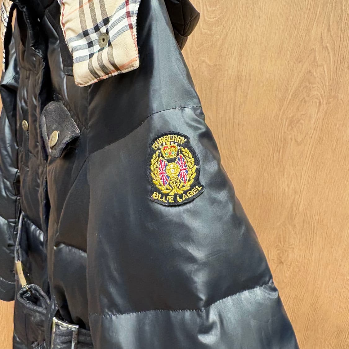 버버리 블루 라벨 퀄팅 패딩 탈부착 후드 골드 버클 벨트 디테일 블랙 상품이미지6