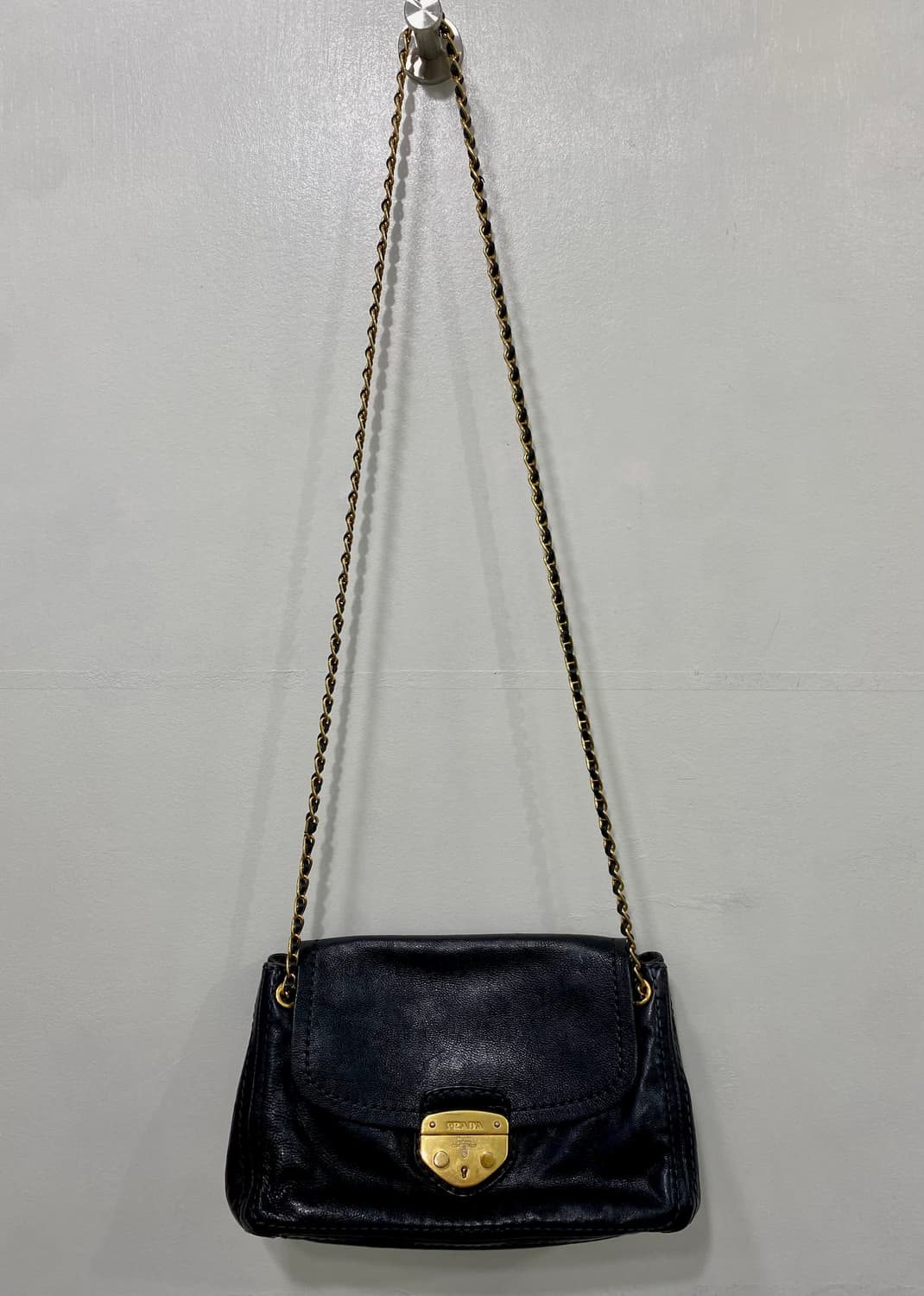 프라다 금장 체인 숄더백 상품이미지2