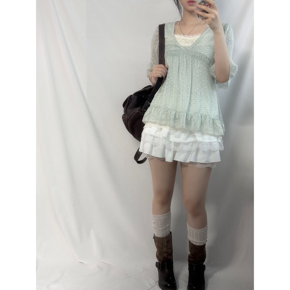 음각 도트 패턴 러플 디테일 블라우스 상품이미지1