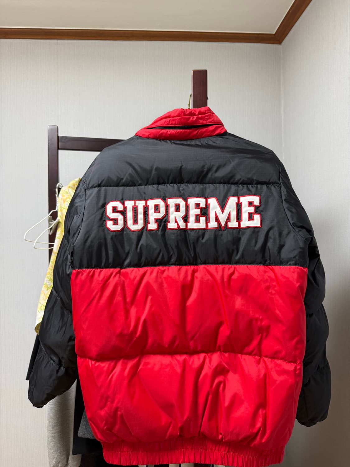 [M] 슈프림 14FW 리버시블 다운 푸퍼 자켓 블랙 레드 상품이미지3