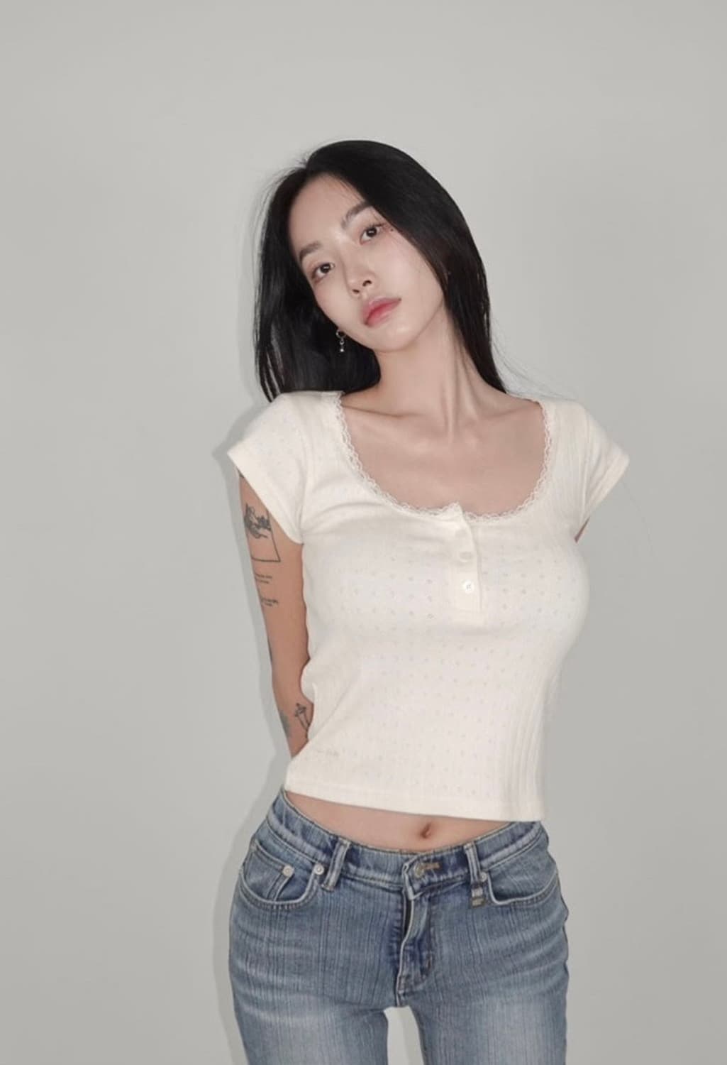페일제이드 릴리 펀칭 버튼 티 아이보리  상품이미지4