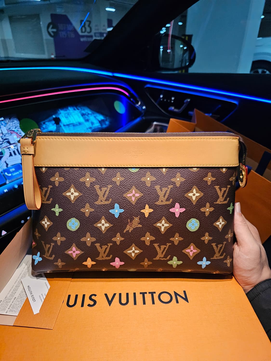 루이비통 타일러x퍼렐 강아지 초콜렛 포쉐트 클러치백 상품이미지1