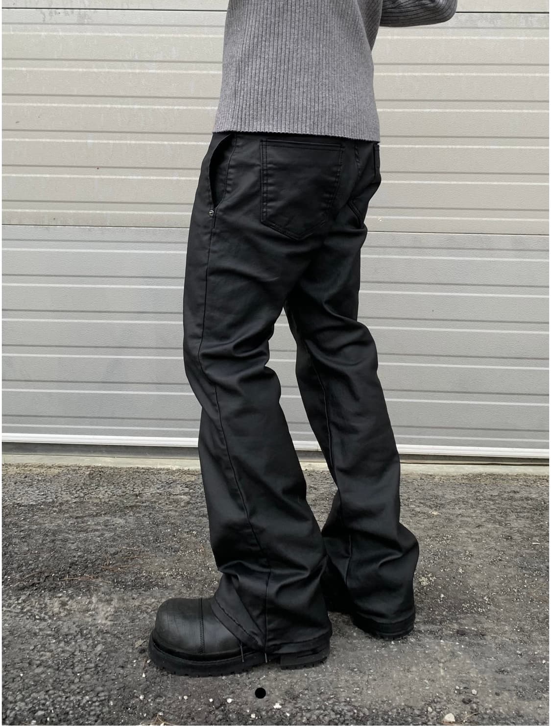 코팅 블랙 플레어 팬츠 상품이미지1