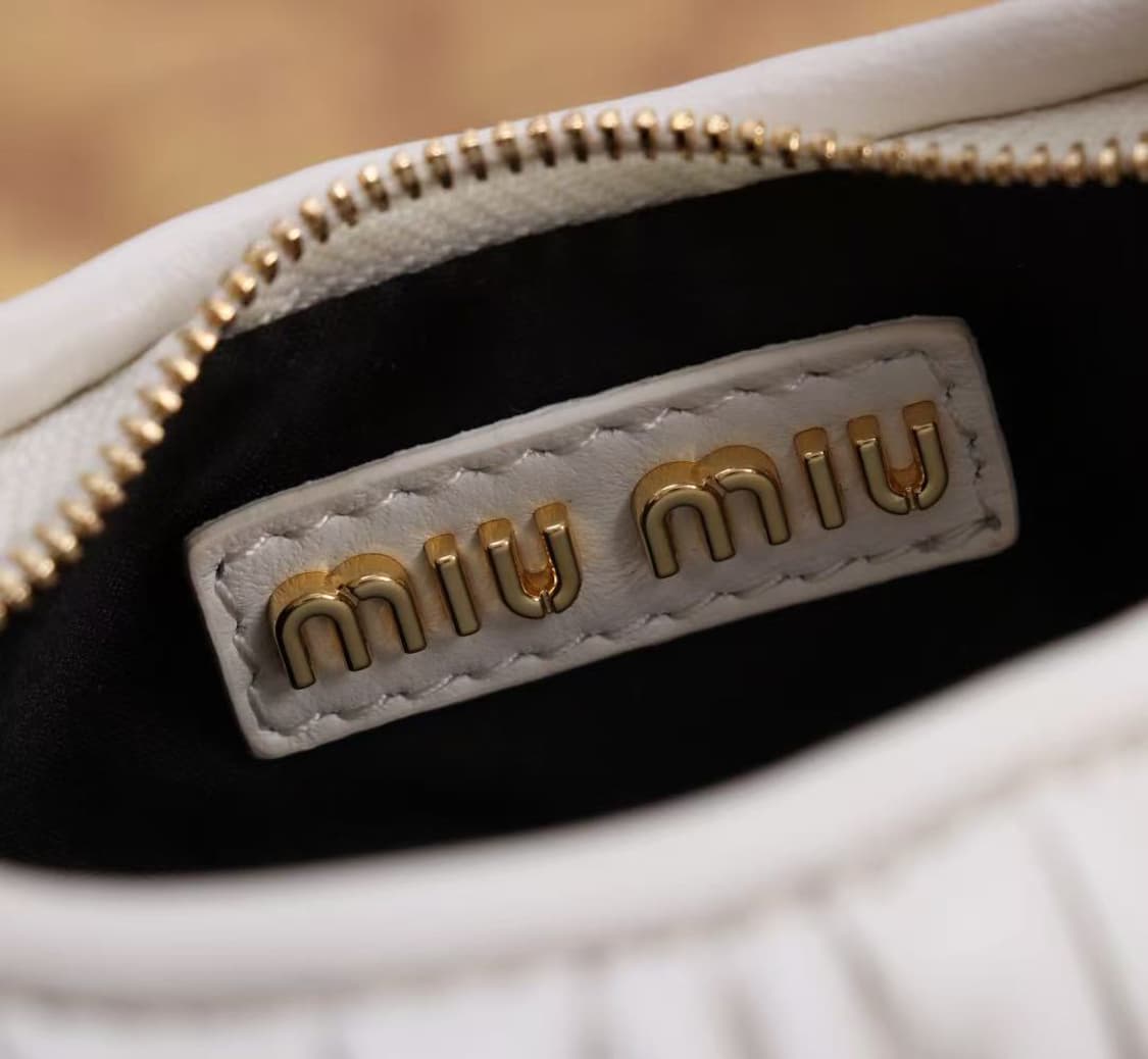 미우 미우 완더 마테라쎄 나파 가죽 호보 미니백 화이트 상품이미지5