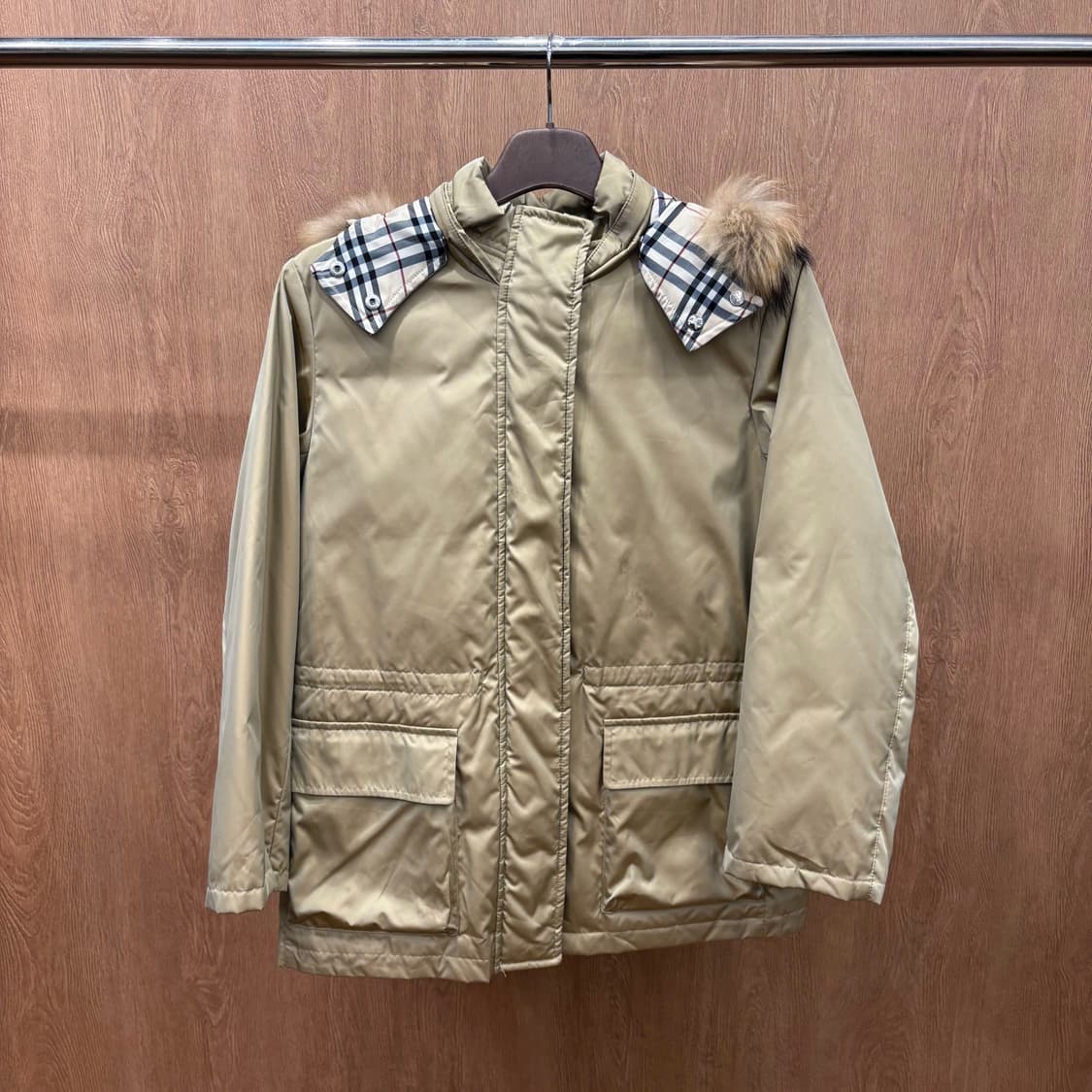 버버리 후드 다운 점퍼 클래식 체크 안감 레드 로고 자수 디테일 베이지 상품이미지2