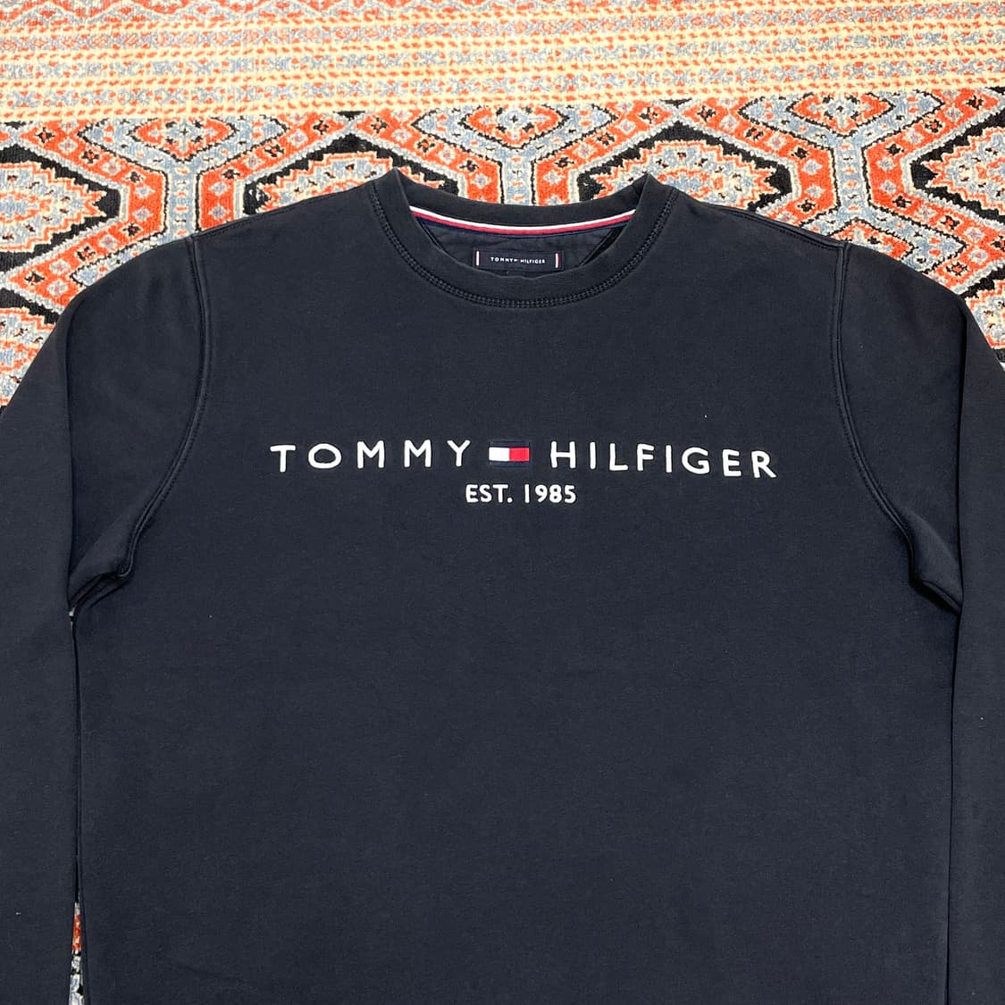 타미힐피거 스펠로고 블랙 기모 맨투맨 남성M 상품이미지2