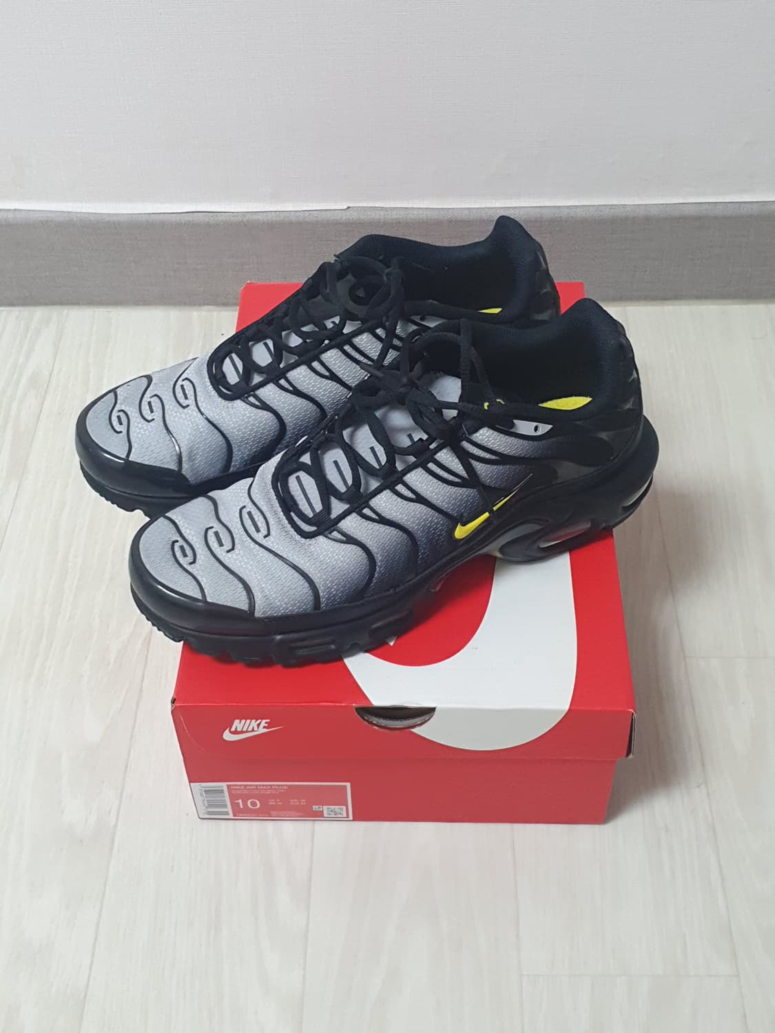 나이키 에어맥스 플러스 블랙 울프그레이 상품이미지2