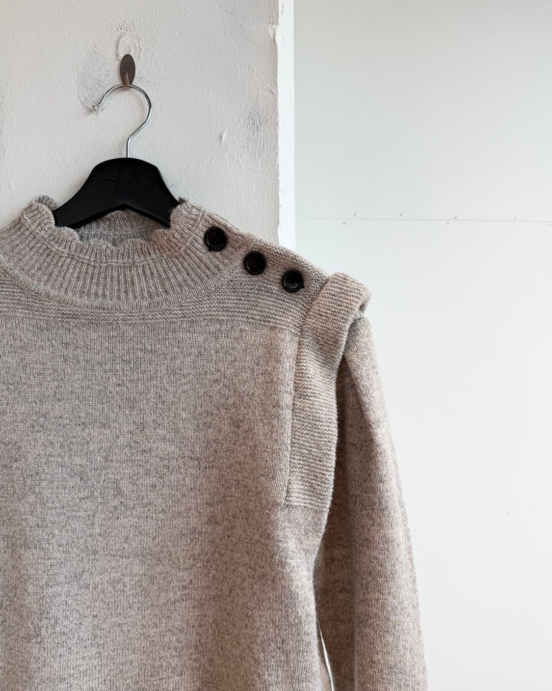 이자벨 마랑 오트밀 숄더 버튼 니트  상품이미지5