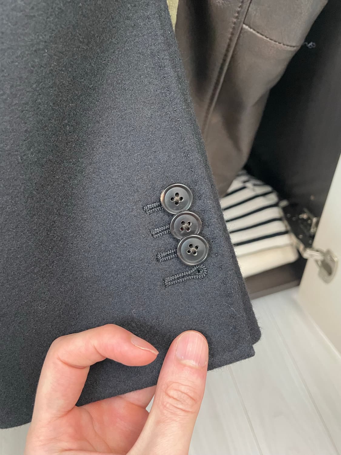 수트 서플라이(SUIT SUPPLY) 울캐시미어 블랙 더블 브레스티드코트 상품이미지4
