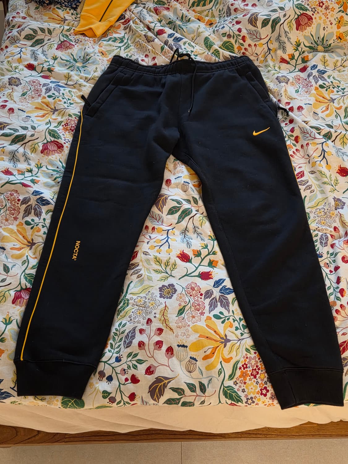 신품급_나이키 NOCTA 트랙 팬츠 블랙/옐로우 L사이즈 기모버전 상품이미지1