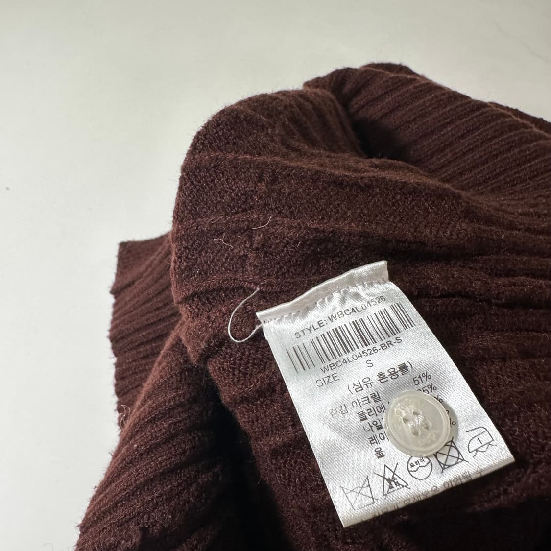 우먼S 제네럴아이디어 딥브라운 시그니처로고 크롭가디건 상품이미지5