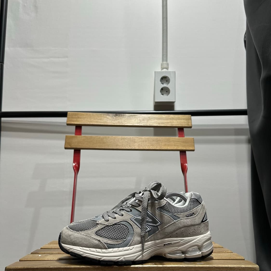 235) 뉴발란스 운동화 여성 여자 신발 2002R 그레이 스웨이드 상품이미지3