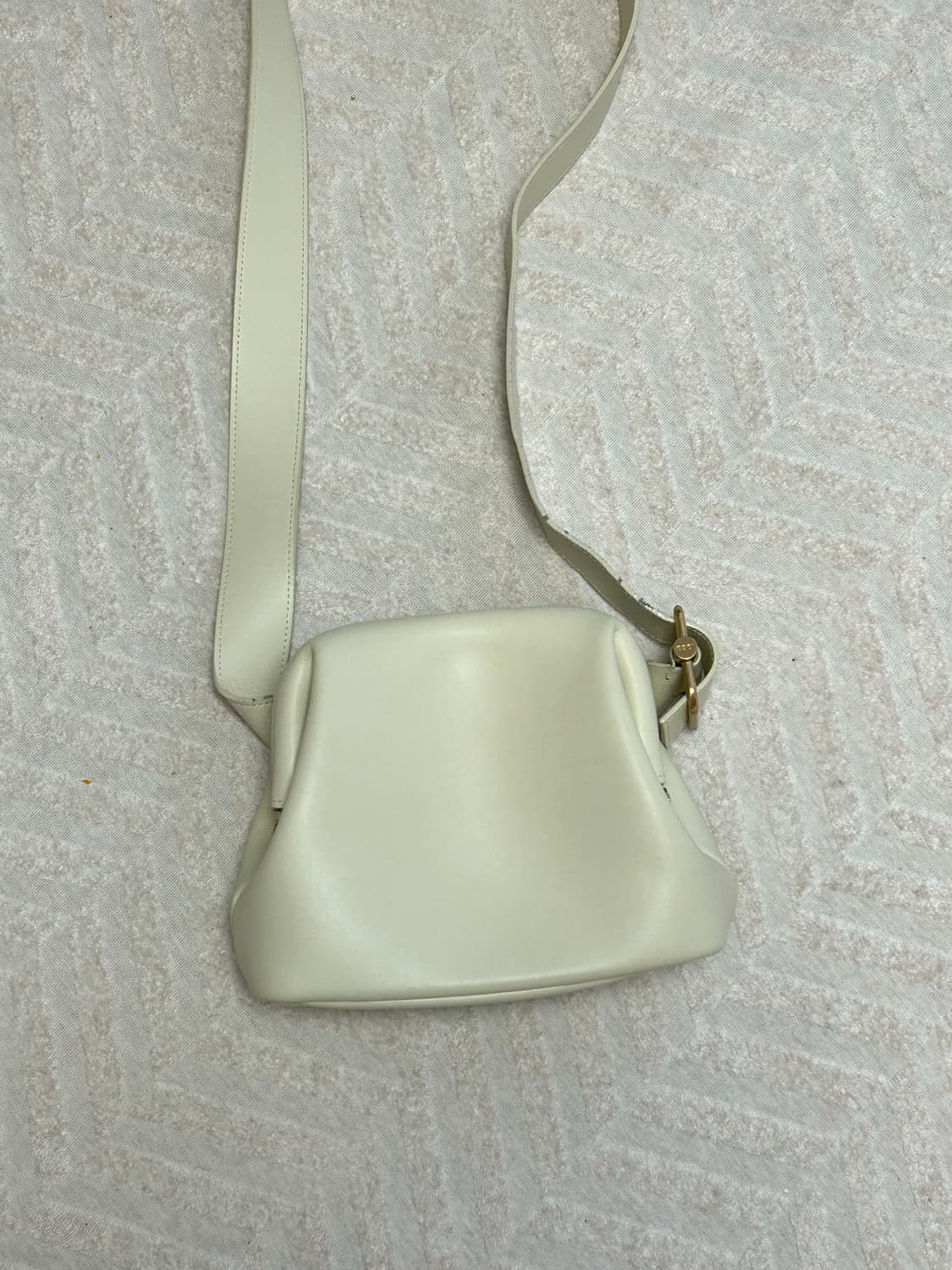 오소이 크로스백 크림색 상품이미지1