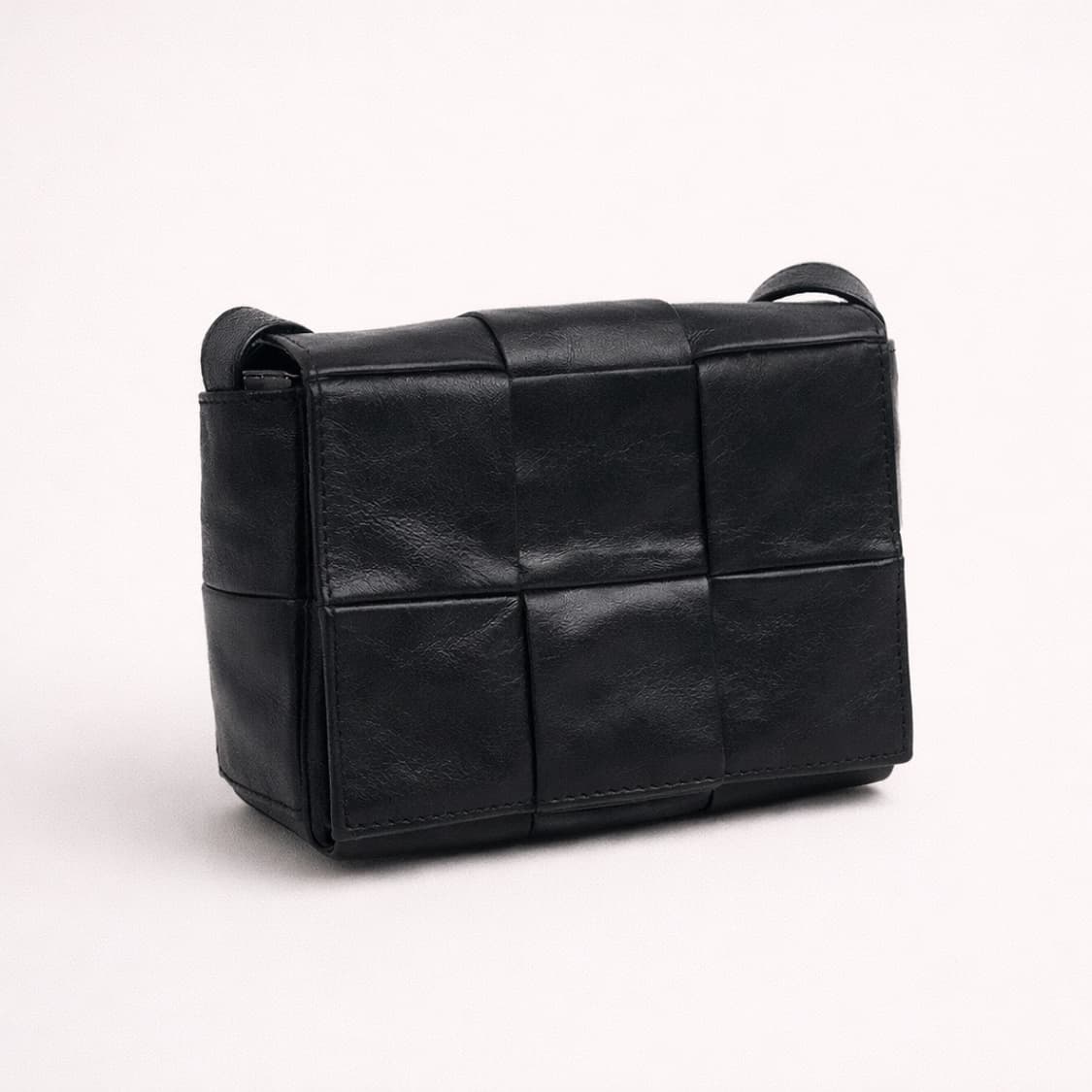 [S급] 보테가베네타 미니 레더 카세트백 판매합니다!!! 상품이미지2
