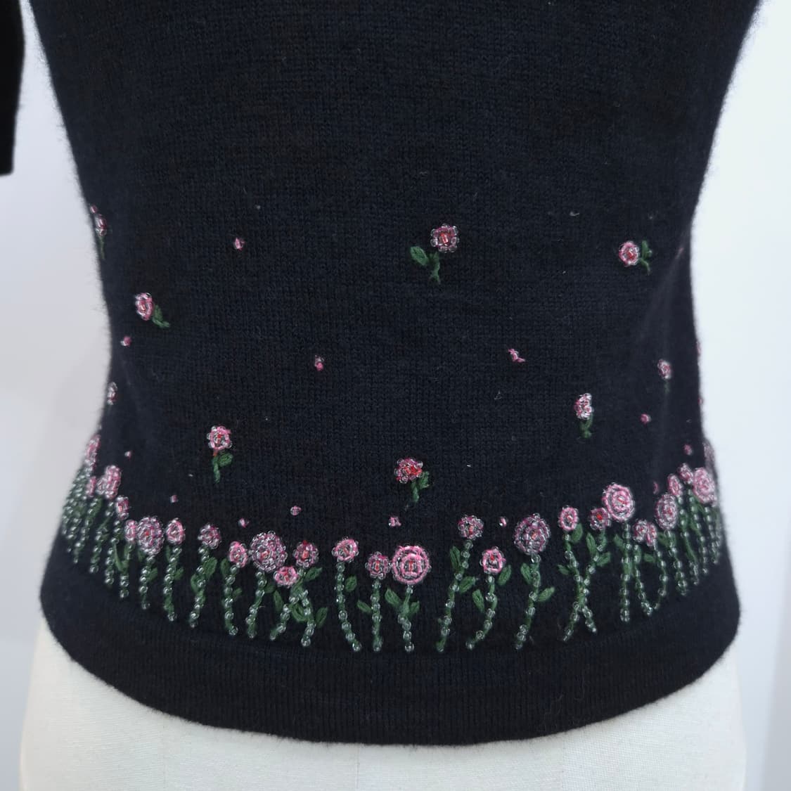 일본 수공 꽃비즈 자수 블랙 하이넥 반팔 니트  상품이미지4