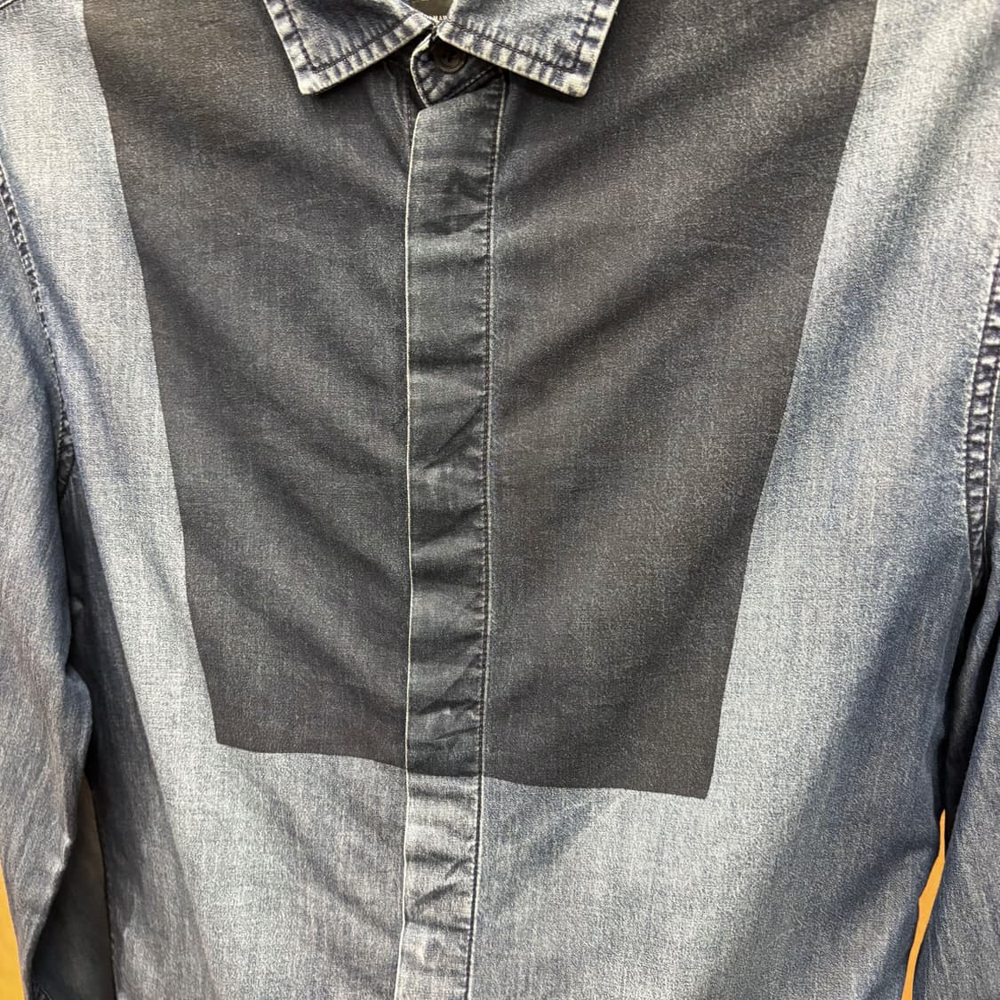 아르마니 익스체인지 코튼 데님 긴팔 셔츠 투톤 패널 배색 디테일 진청 상품이미지6