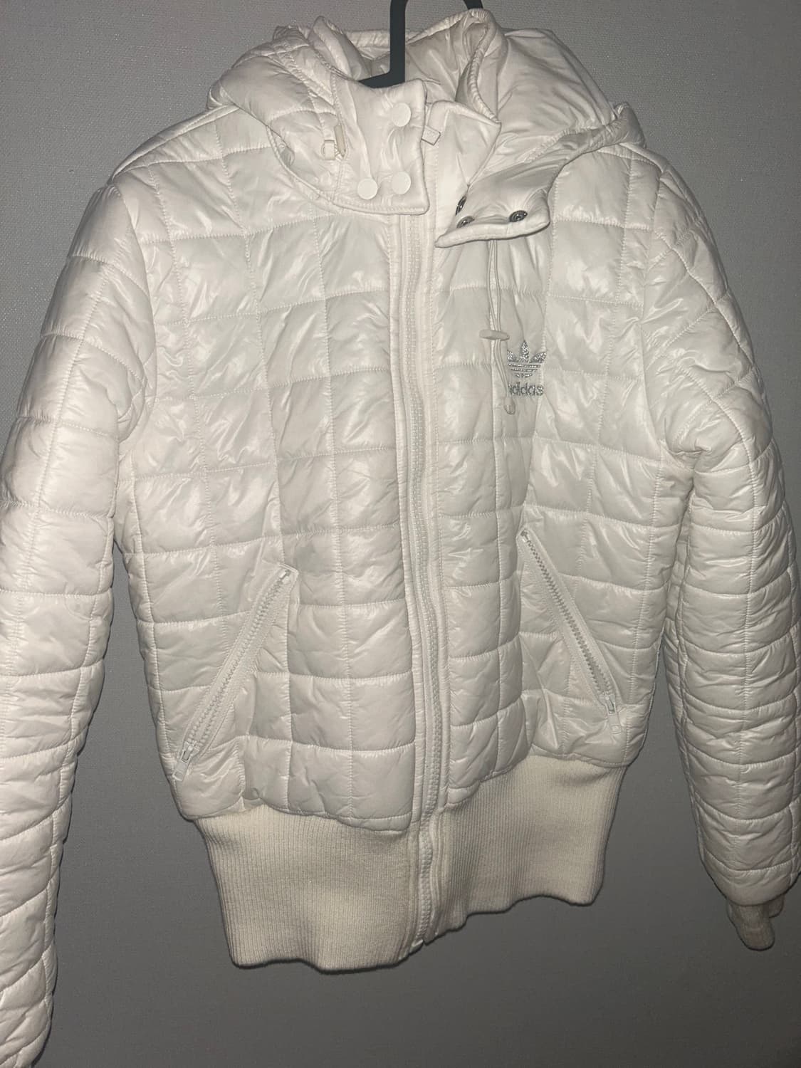 아디다스 퀄팅 후드경량패딩 실버로고 상품이미지1