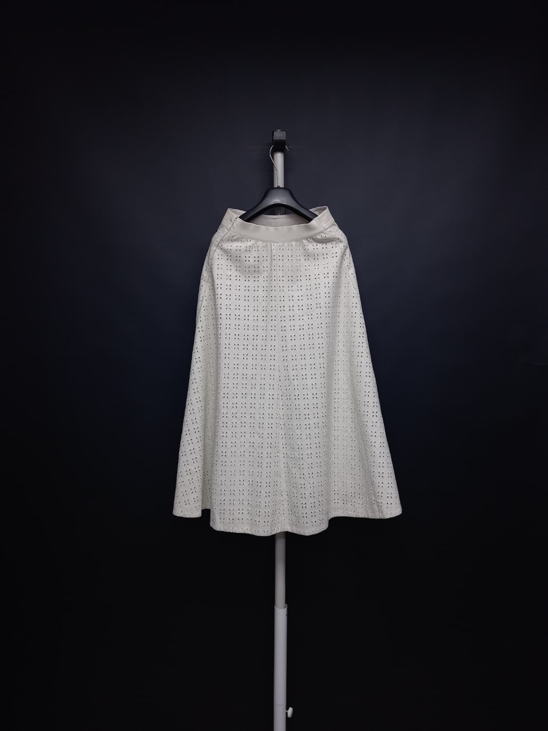 타임 춘추동 페이크 레더 펀칭 맥시 플레어 롱 스커트 33.44 상품이미지2