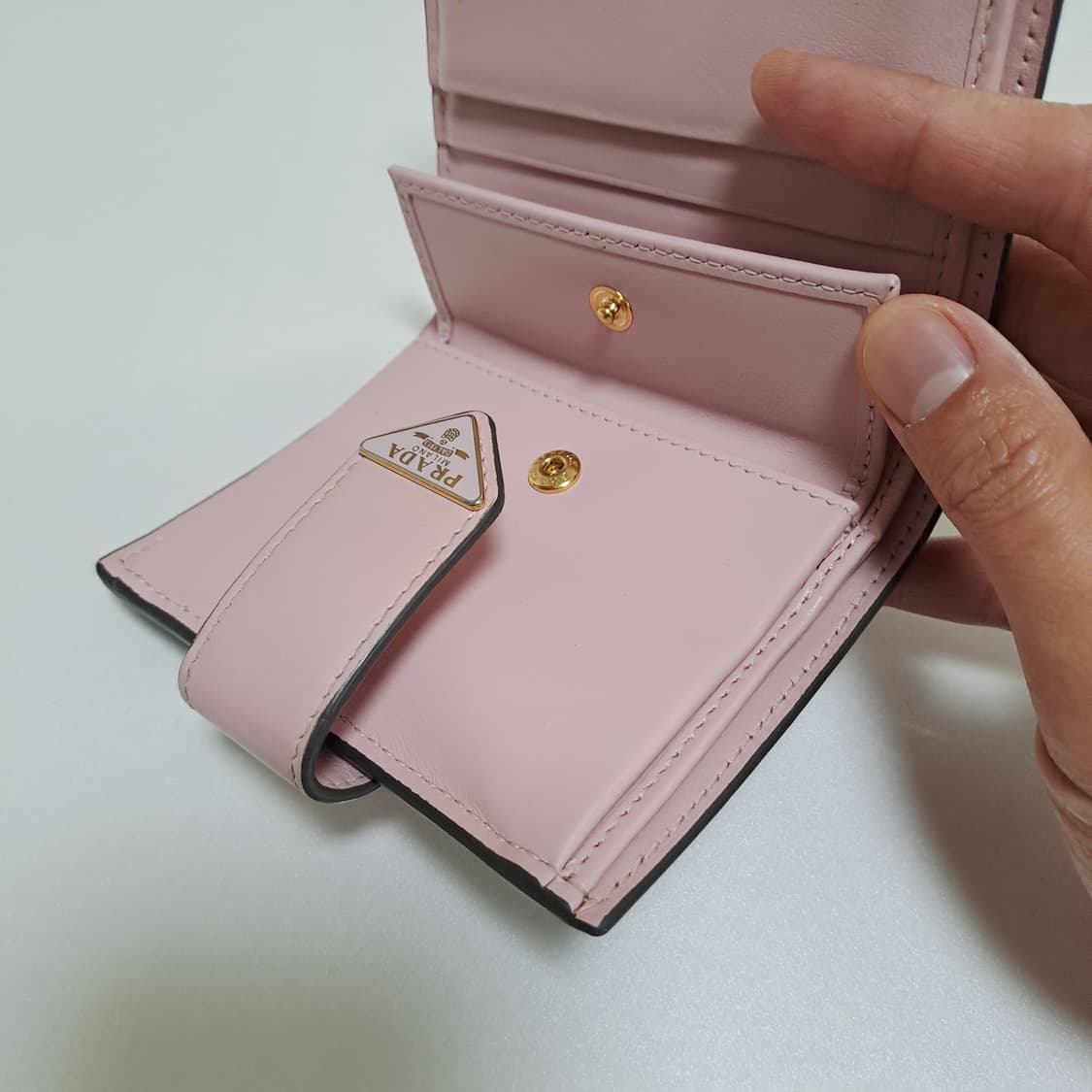 [100%/정품] 프라다 사피아노 스무스 레더 회색,핑크 지갑 상품이미지5