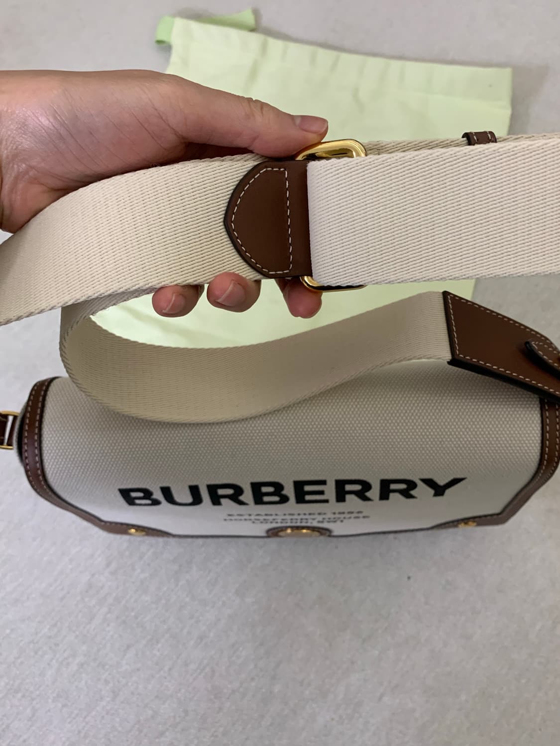 버버리 호스페리 로고 캔버스 백 상품이미지10