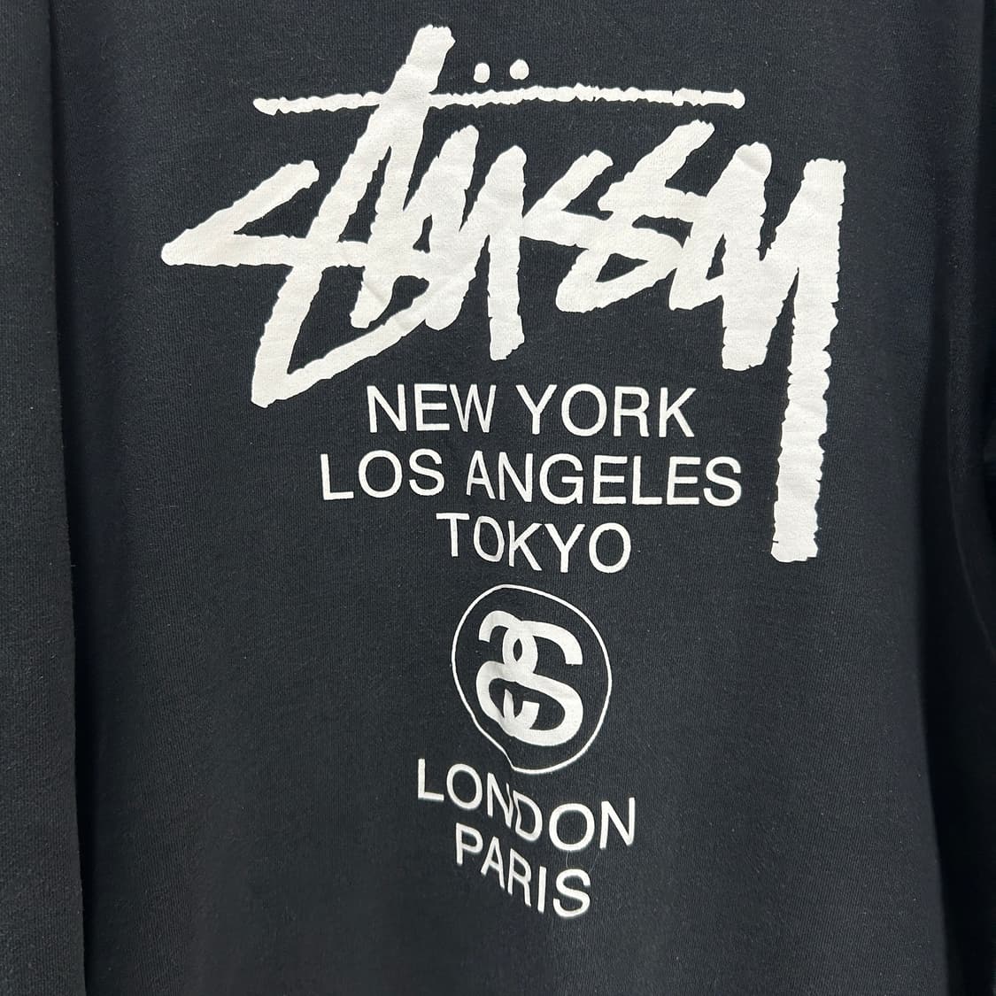 스투시 월드투어 빅로고 크루넥 맨투맨 블랙 상품이미지3