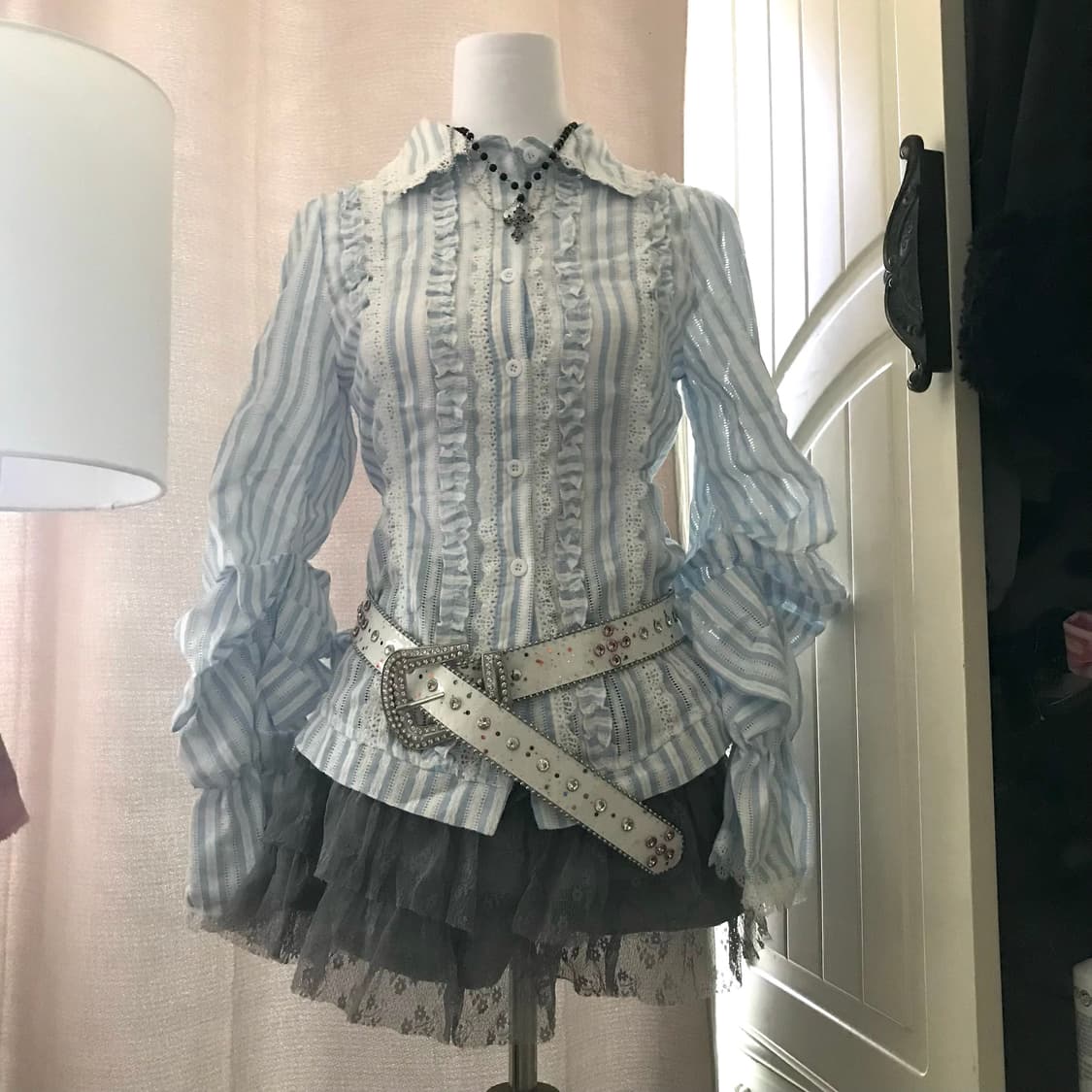 페미닌 블루 스트라이프 프릴 블라우스 + 벨트 코디 상품이미지3