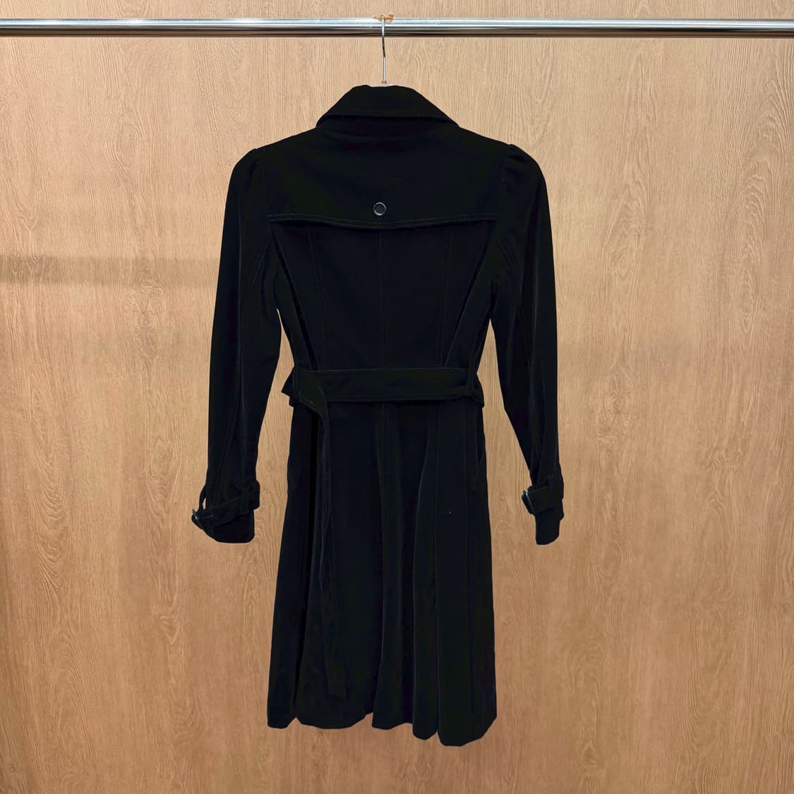 JPN 슬림핏 벨벳 롱 코트 더블 버튼 허리 벨트 숄더 셔링 디테일 블랙 상품이미지3