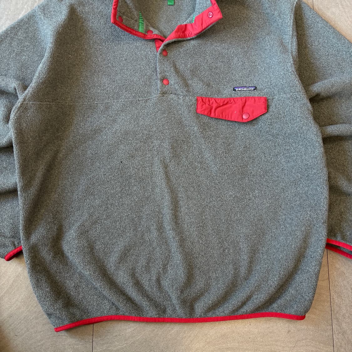 파타고니아 정품 신칠라 그레이 스냅티  상품이미지4