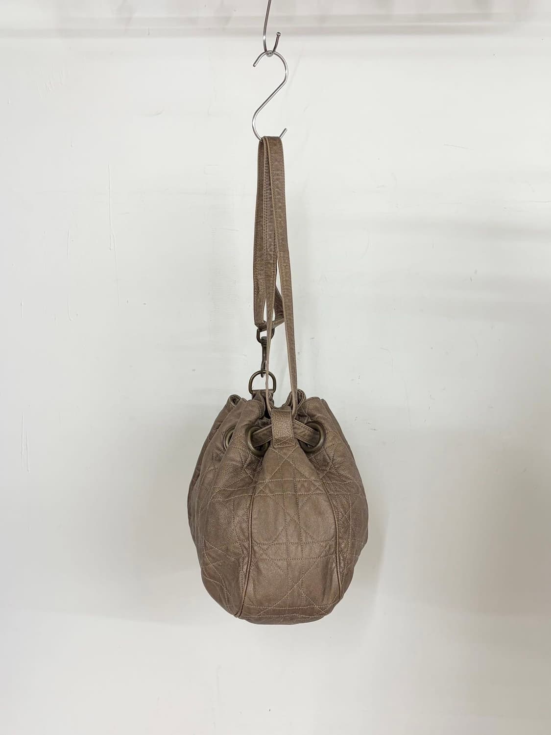 크리스찬 디올 브라운 까나쥬 램스킨 드로스트링 버킷백  상품이미지4