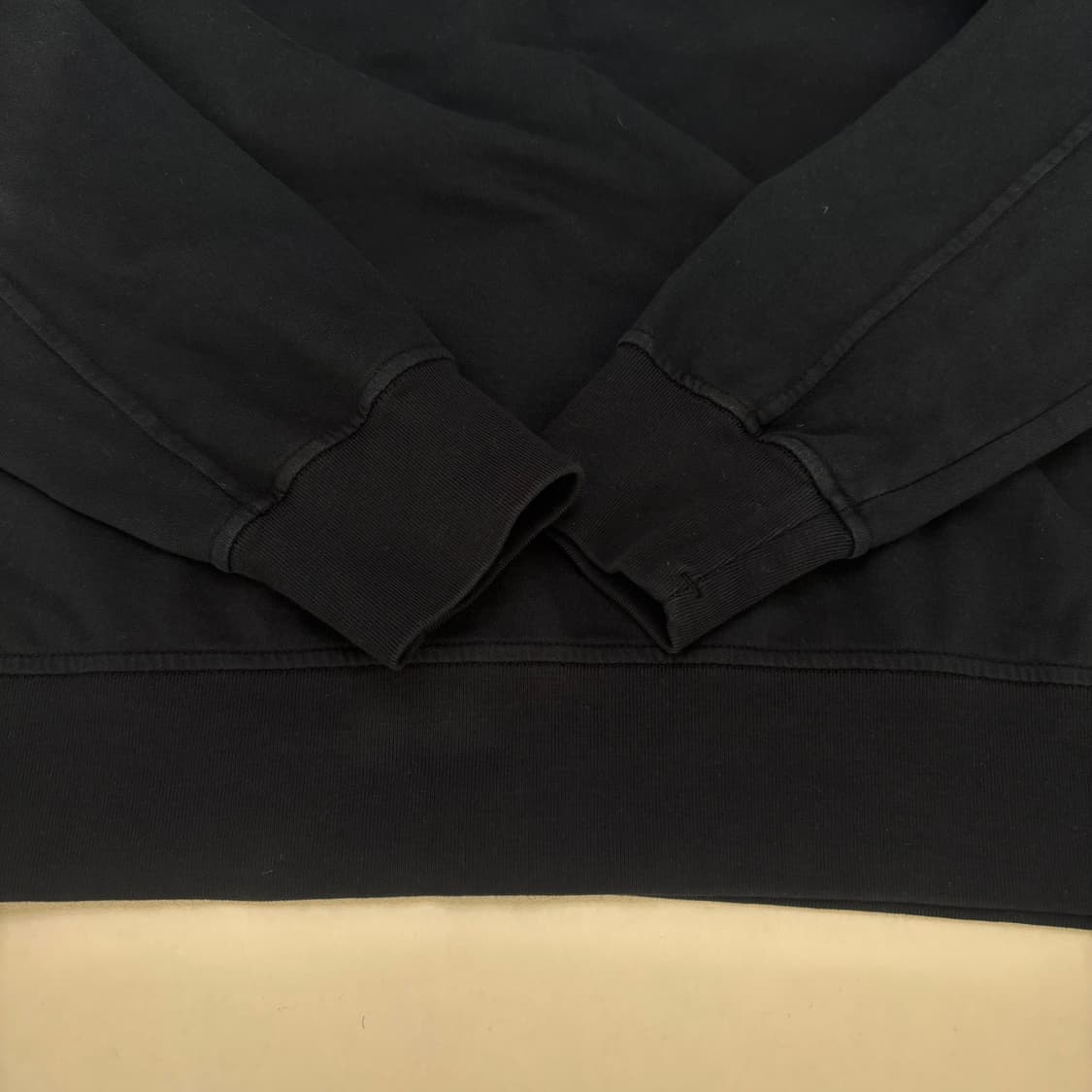 씨피 컴퍼니 21SS 렌즈 맨투맨 블랙 상품이미지6